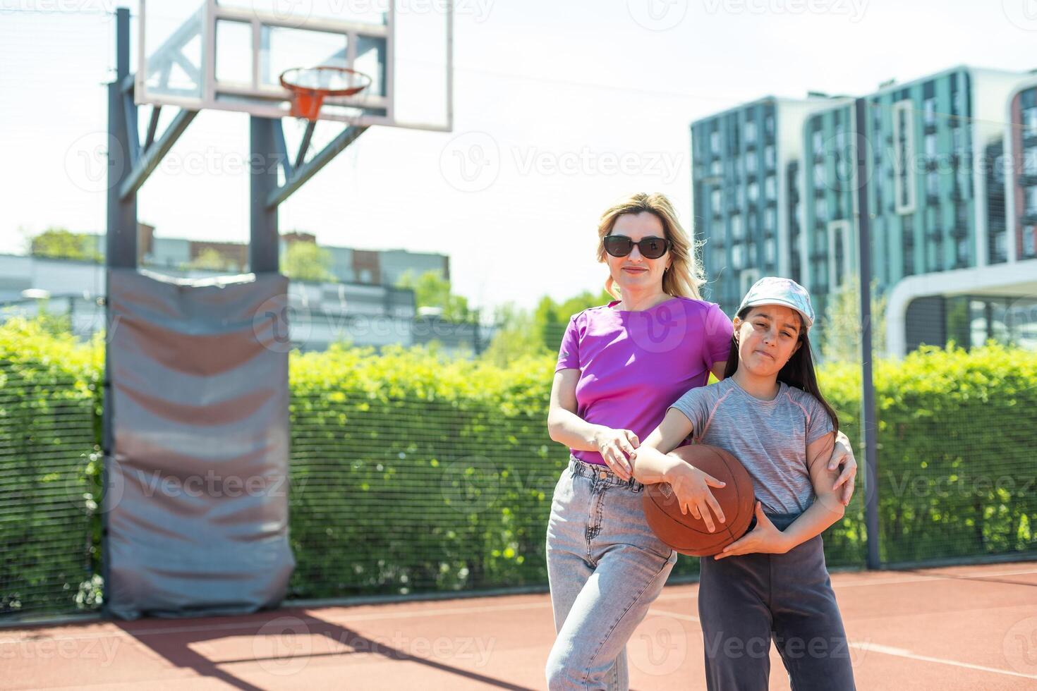 Mutter und wenig Tochter nach Basketball. großartig Job Honig. foto