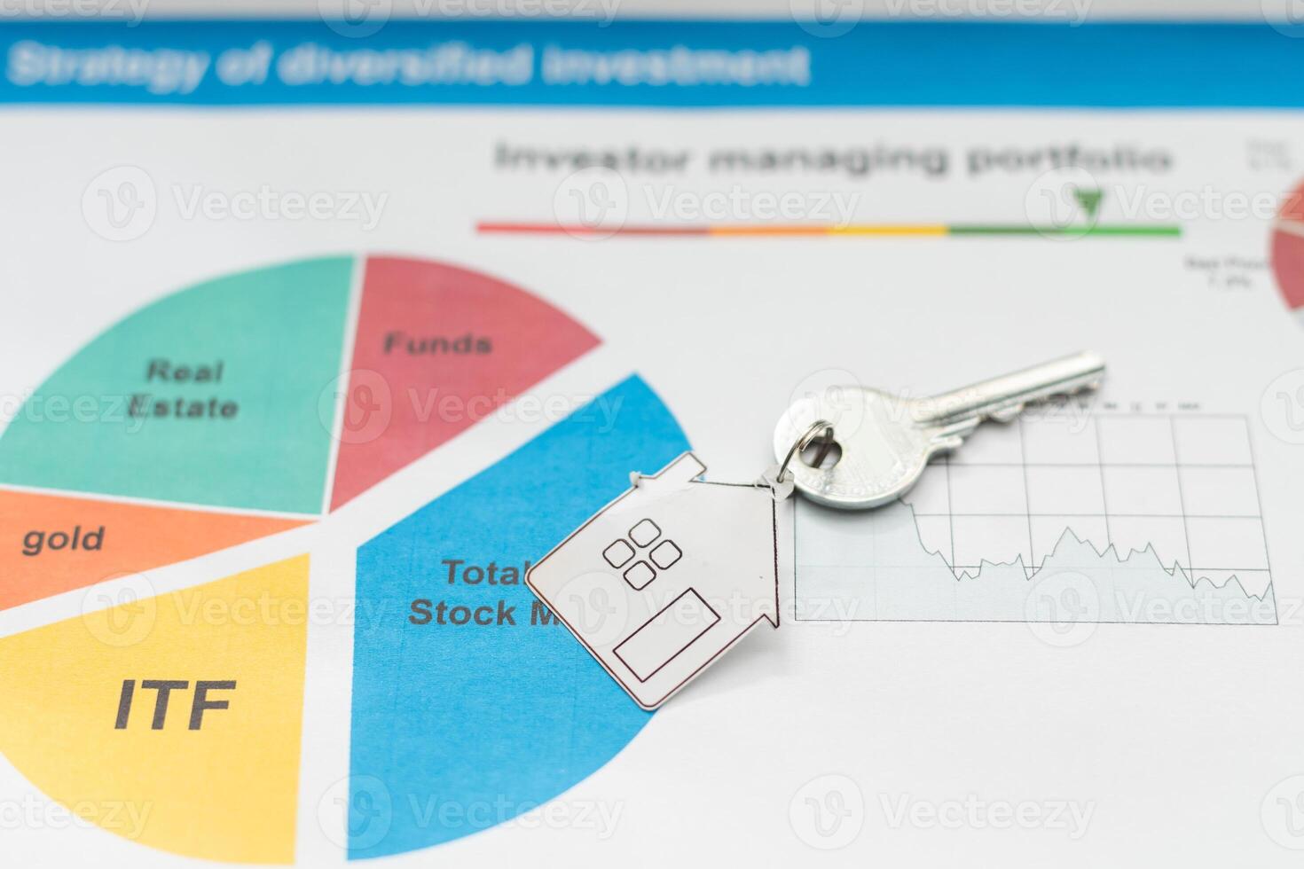 Eigentum Finanzen Geschäft Konzept Bild zum finanziell Markt. Haus Schlüssel auf Grafik Diagramme foto