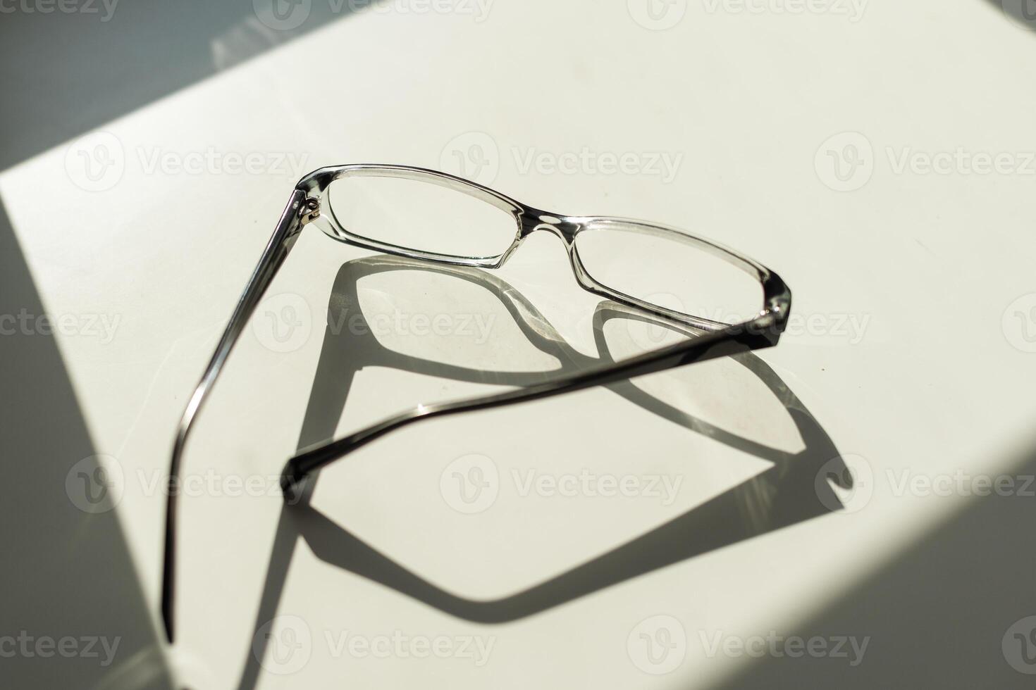 schwarz Brille isoliert auf Weiß Hintergrund. foto
