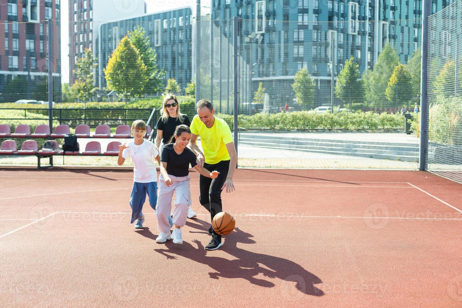 kaukasisch Familie spielen Basketball zusammen. glücklich Familie Ausgaben kostenlos Zeit zusammen. foto