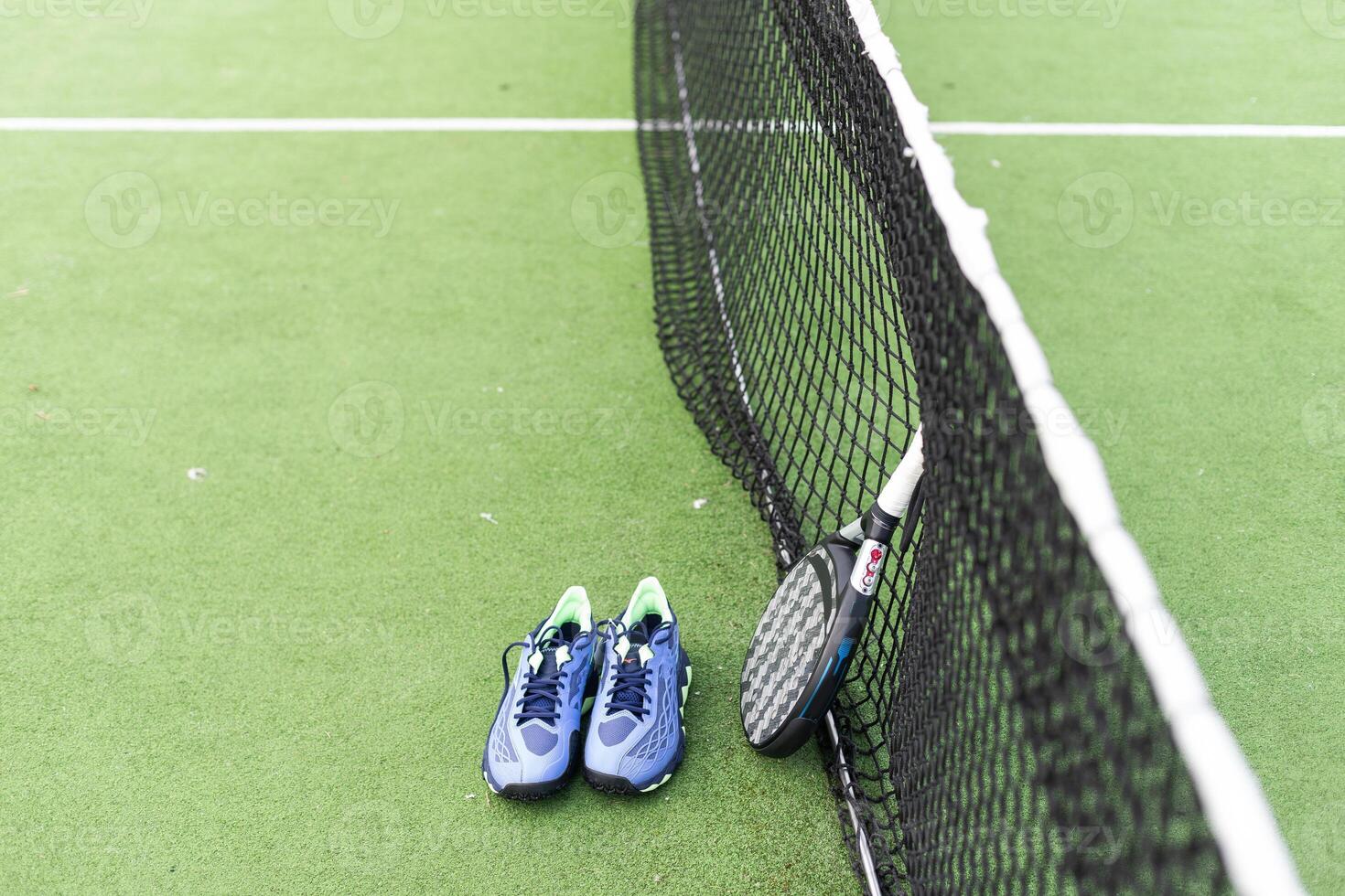 Padel Tennis Schläger Sport Gericht und Bälle. herunterladen ein hoch Qualität Foto mit Paddel zum das Design von ein Sport App oder sozial Medien Werbung