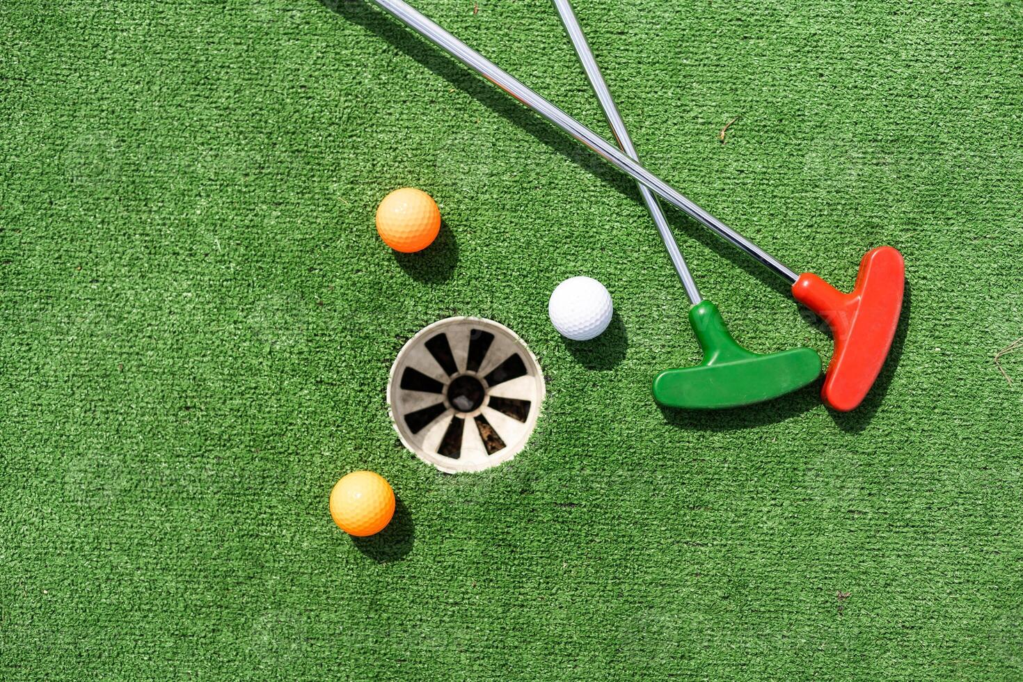 Minigolf Ball auf künstlich Gras. Sommer- Jahreszeit Spiel foto