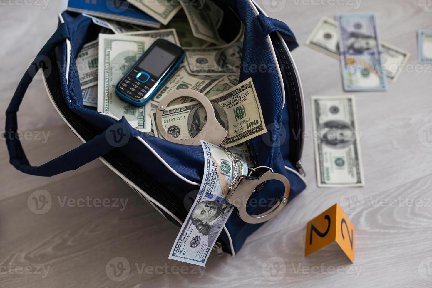schwarz Duffel Tasche voll von Dollar Anmerkungen im kriminell Ermittlung Einheit, konzeptionelle Bild foto