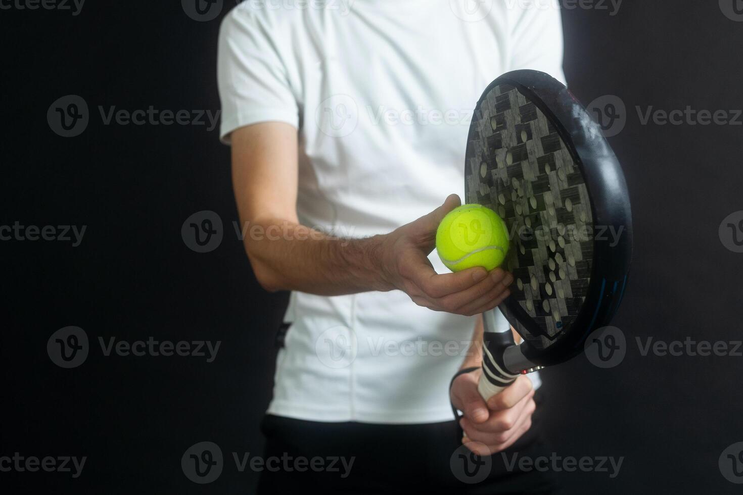 einer kaukasisch reifen Mann Paddel Padel Tennis Spieler Schatten Silhouette im Studio isoliert auf schwarz Hintergrund foto