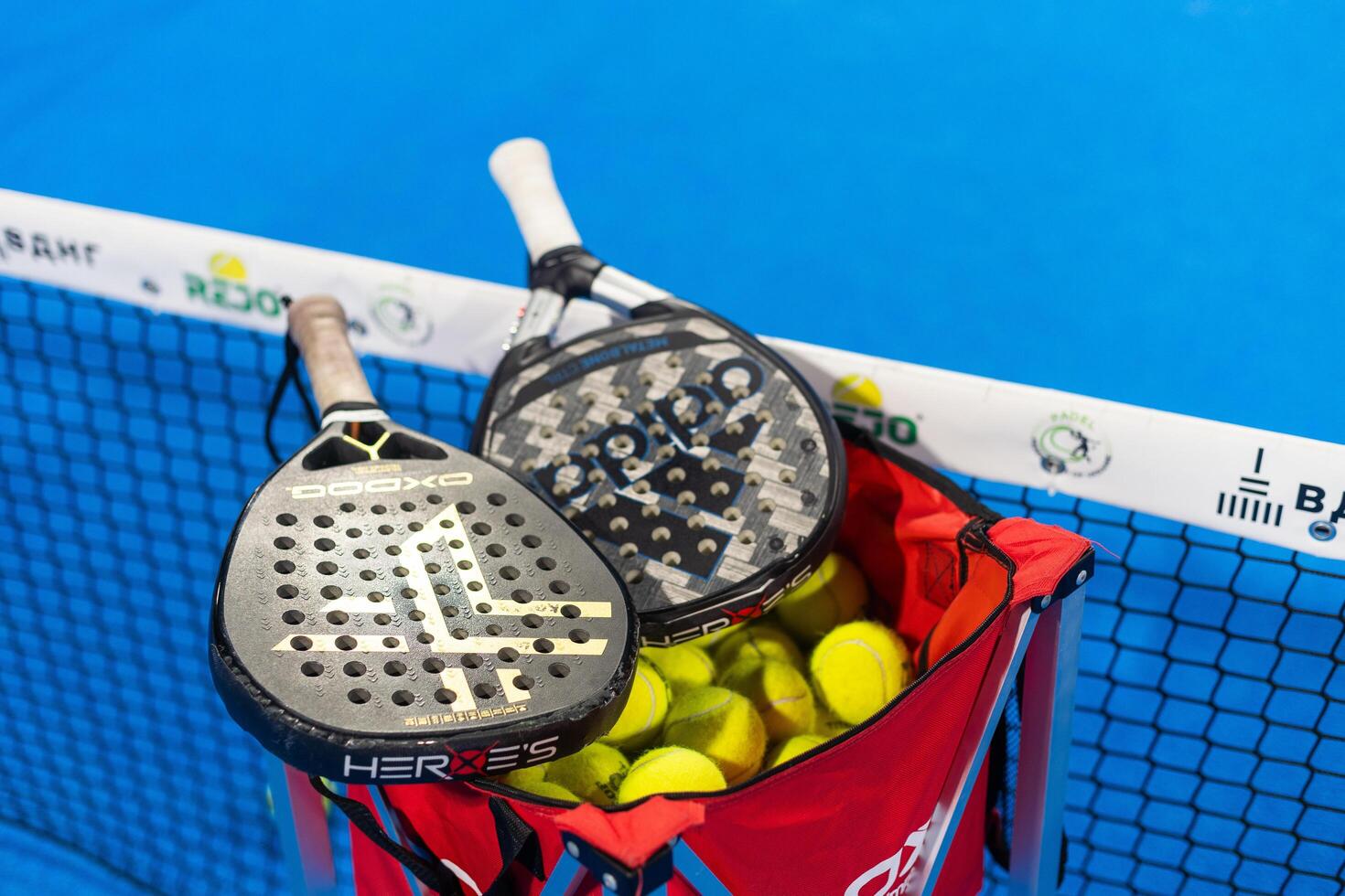 Kiew, Ukraine. März 22, 2024, Paddel Tennis Schläger auf das Gericht foto