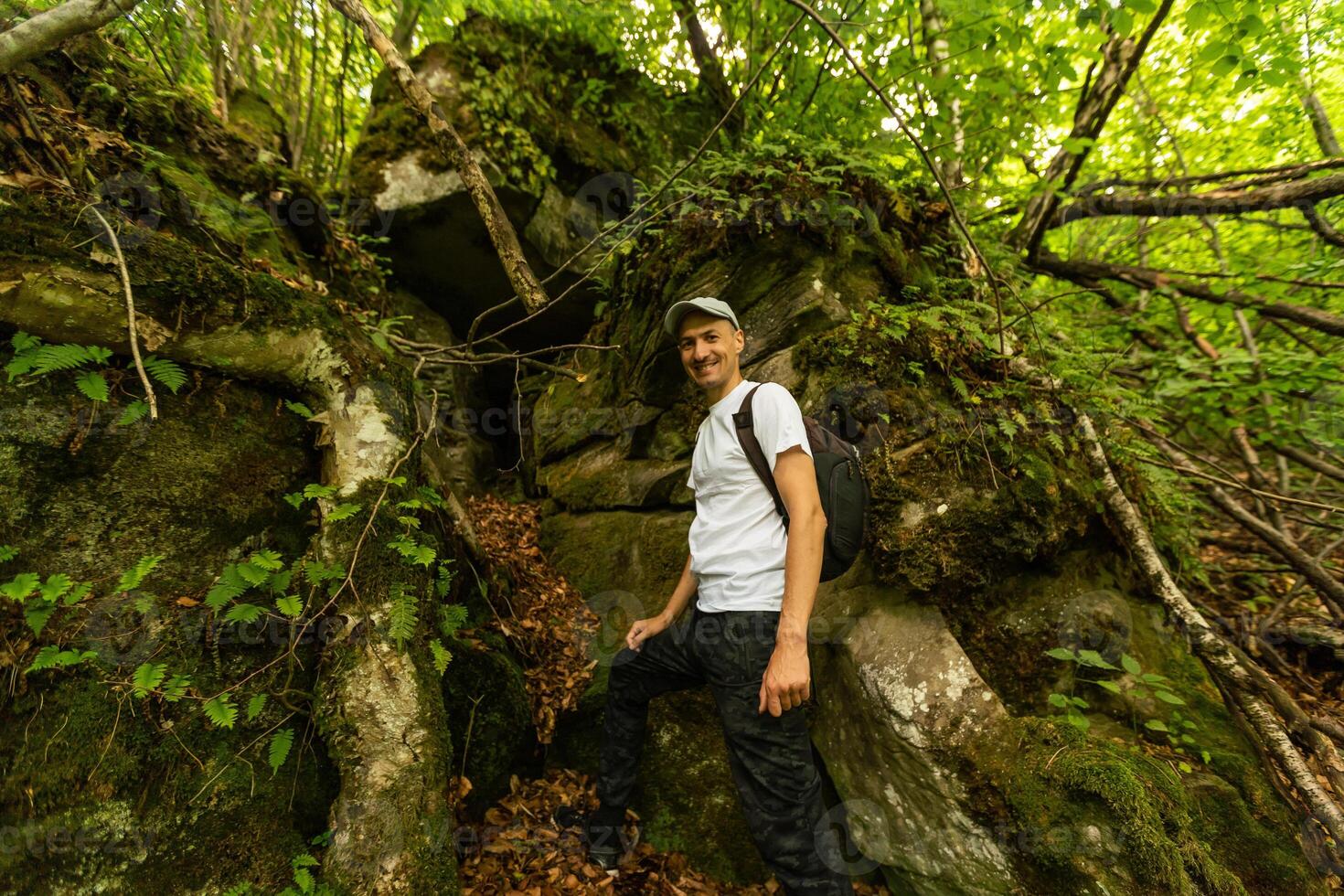 jung Mann genießen das Aussicht auf das oben von das Berg. Karpaten Berge, Ukraine foto