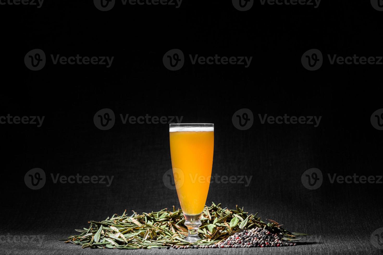 würziges hausgemachtes Hazy Brew Bier mit Pfeffer und Labrador-Tee foto