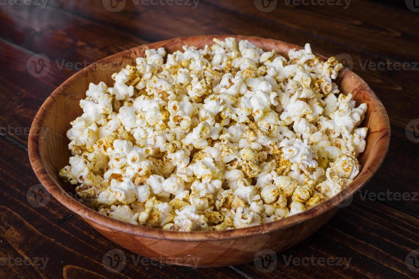 gewürztes Popcorn in einer Holzschale foto