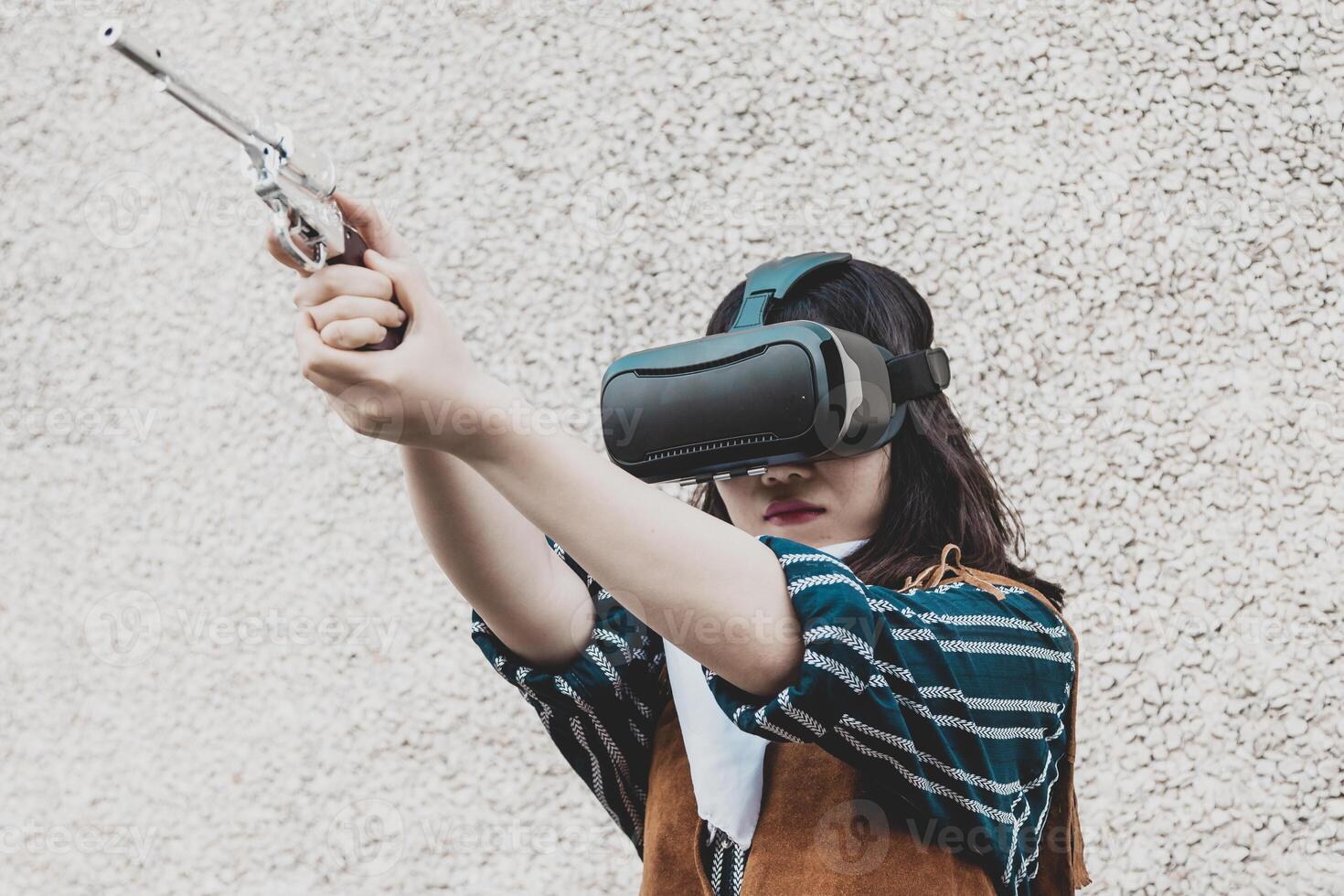 Porträt von ein schön Chinesisch weiblich Cowgirl mit das virtuell Wirklichkeit Zuschauer foto