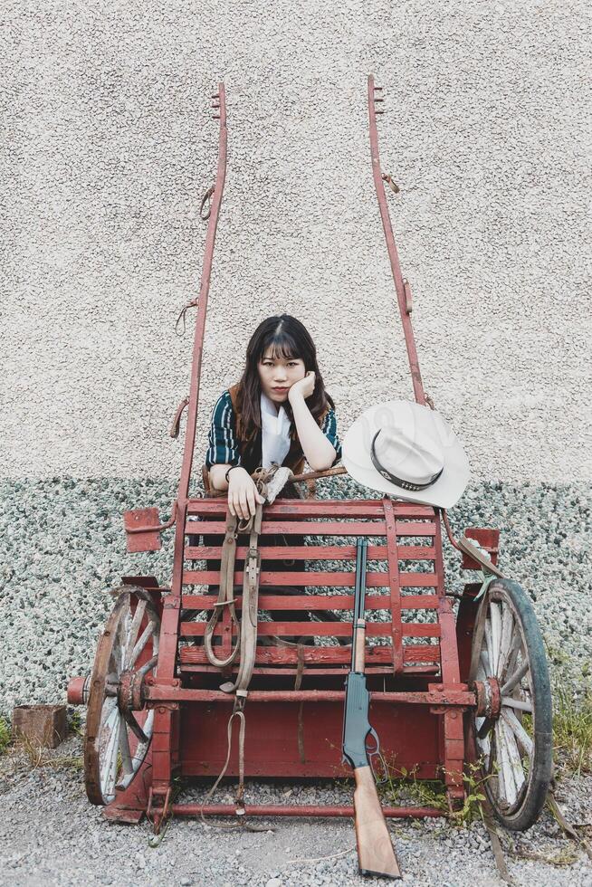 Porträt von ein schön bewaffnet Chinesisch weiblich Cowgirl foto