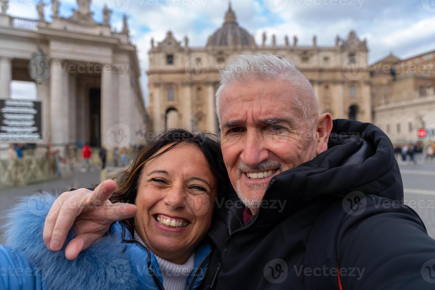 glücklich Mitte alt Paar auf Ferien nehmen ein Selfie im Vorderseite von Heilige Peters Basilika im Rom foto