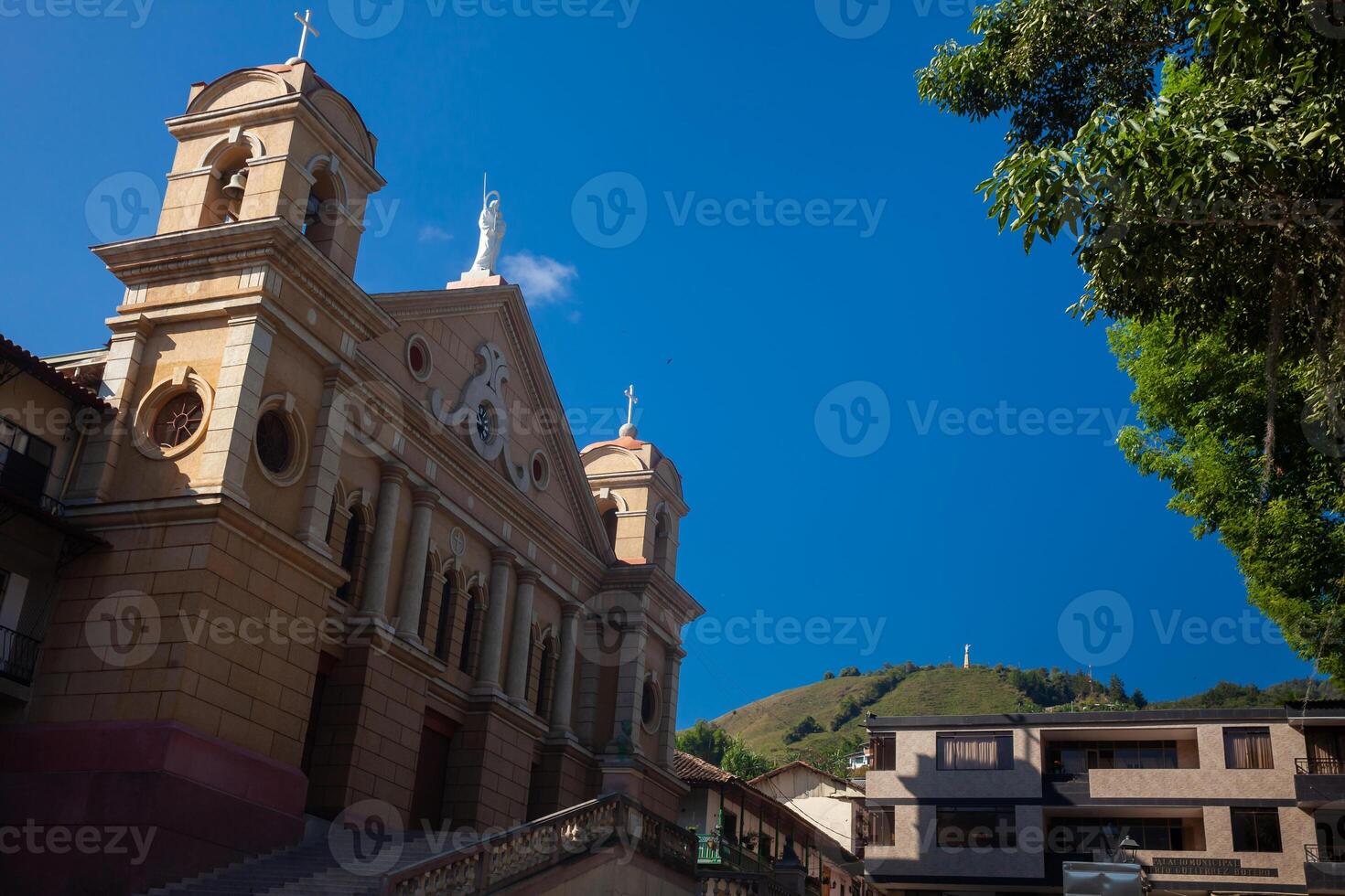 san Jose de pacora Kirche beim das zentral Platz von das klein Stadt, Dorf von pacora im Kolumbien foto