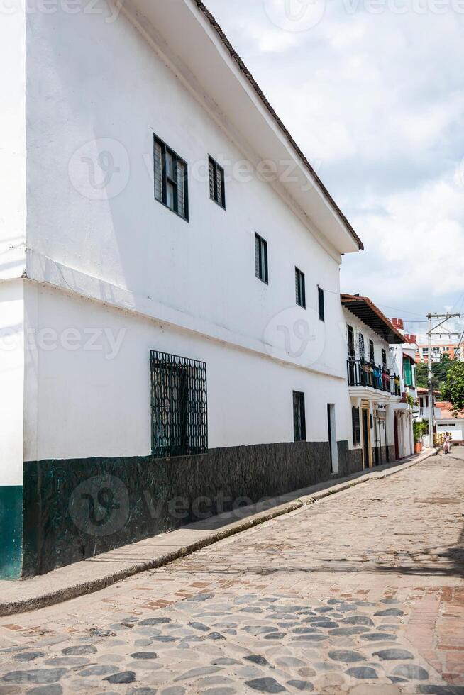 Aussicht von das schön Straßen von das Erbe Stadt, Dorf von Guaduas gelegen im das Abteilung von cundinamarca im Kolumbien. foto