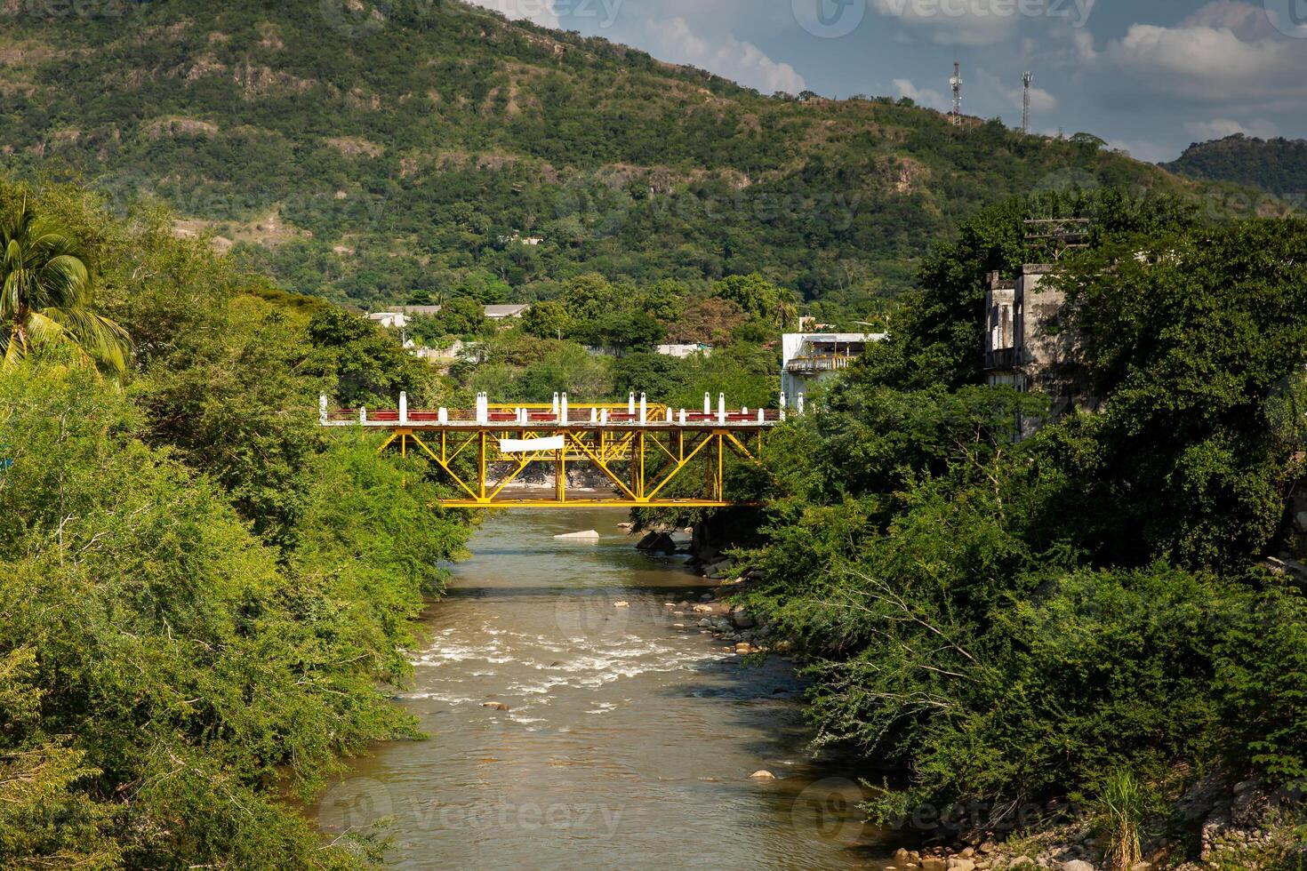 Aussicht von das agudelo Fluss Über das guali Fluss im das Erbe Stadt, Dorf von honda im das Abteilung von tolima im Kolumbien foto