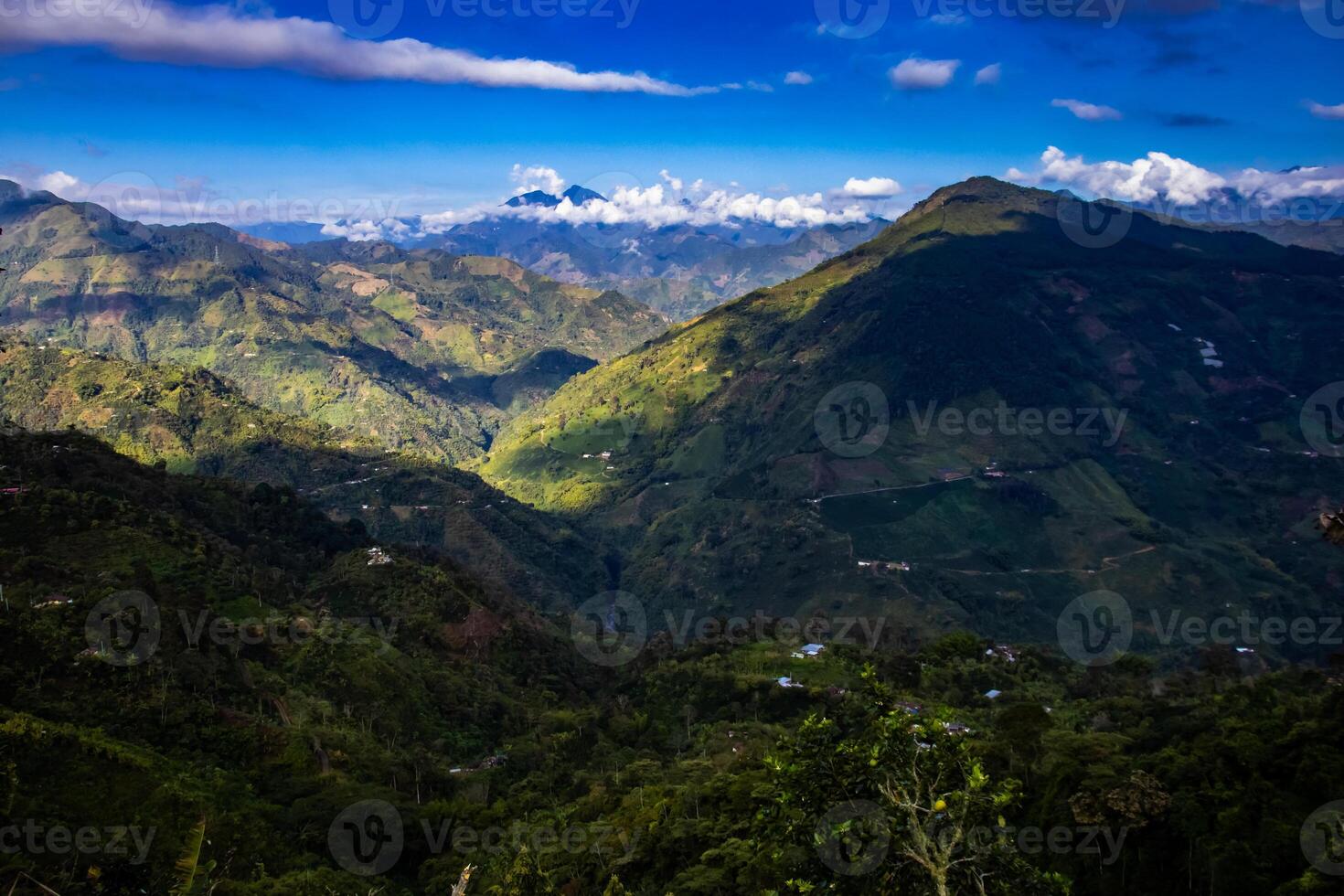 das tolle Landschaften von das zentral Bereiche auf das Aufstieg zu das hoch von Briefe zwischen das Städte von fresno und Manizales im Kolumbien foto