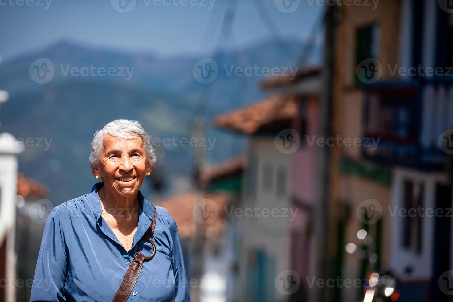 Senior Frau Tourist beim das schön Erbe Stadt, Dorf von salami im das Abteilung von caldas im Kolumbien foto