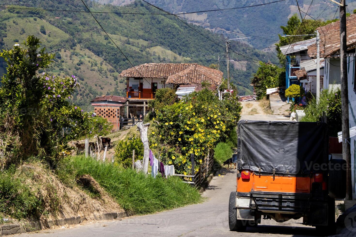 schön Straße von das Erbe Stadt, Dorf von salami gelegen beim das caldas Abteilung im Kolumbien. traditionell yipao. foto