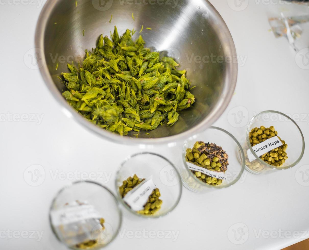 tannenfrische Spitzen in eine Inox-Schale für ein Bierrezept foto