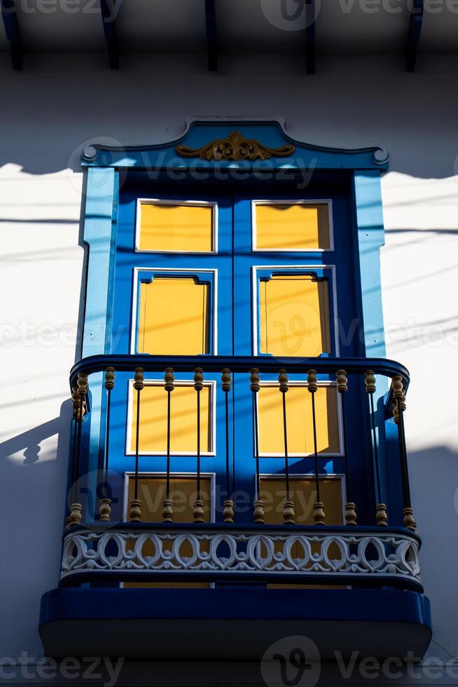 schön Fassade von das Häuser beim das historisch Innenstadt von das Erbe Stadt, Dorf von salami gelegen beim das caldas Abteilung im Kolumbien. foto