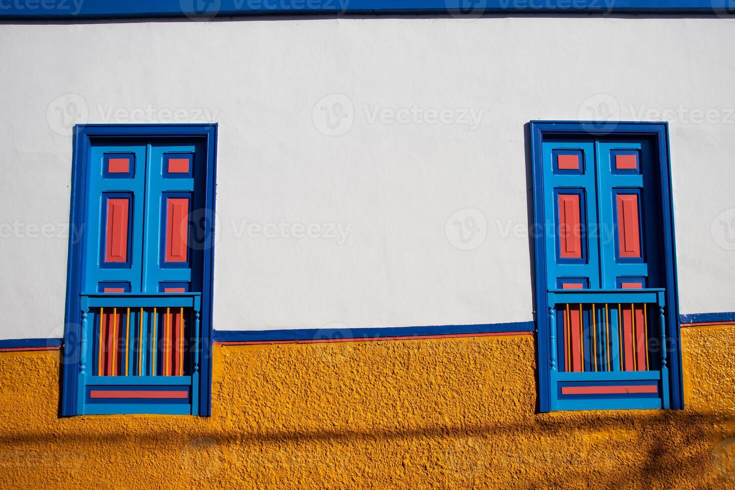 schön Fassade von das Häuser beim das historisch Innenstadt von das Erbe Stadt, Dorf von salami gelegen beim das caldas Abteilung im Kolumbien. foto