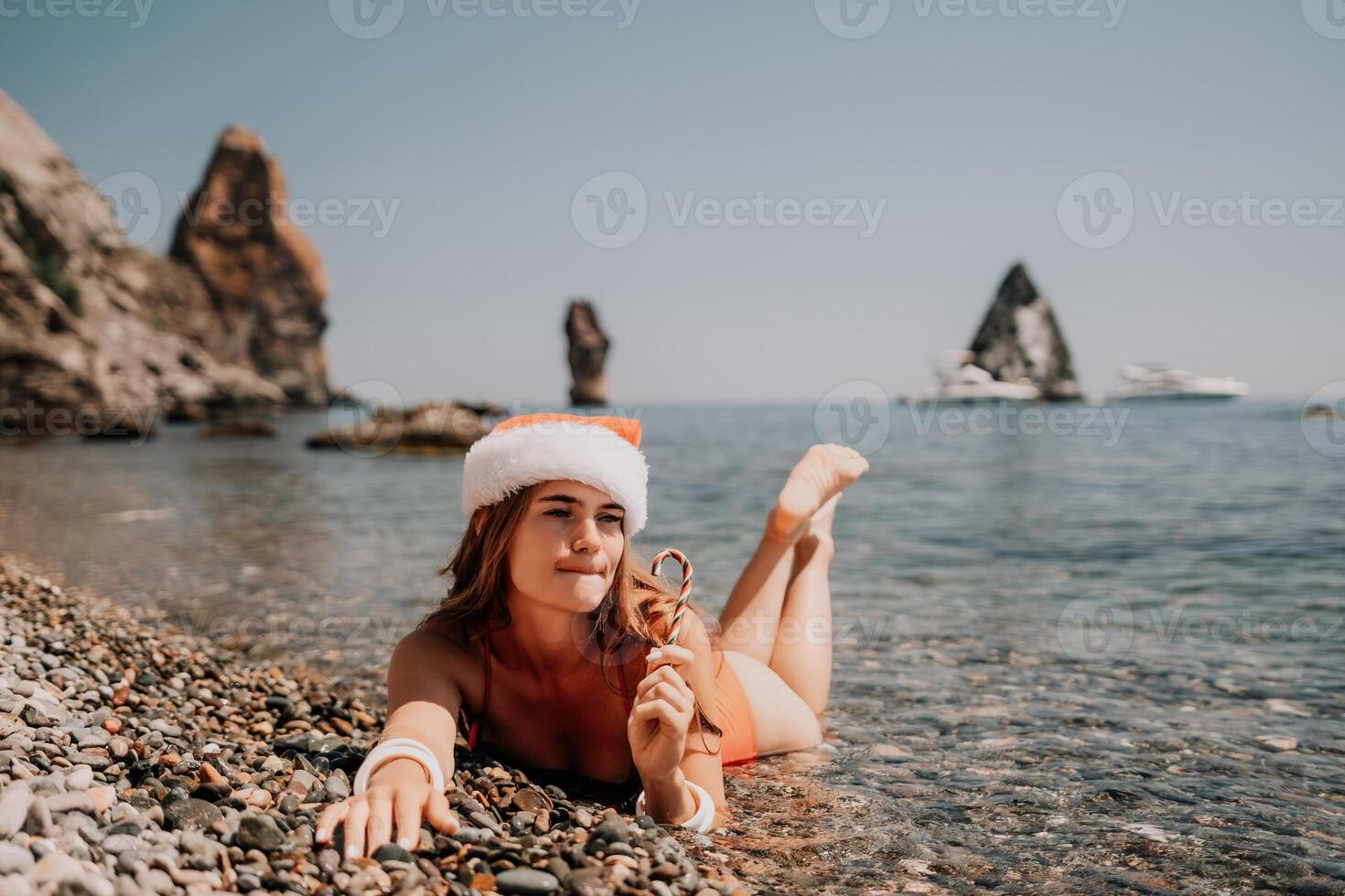 Frau Reise Meer. glücklich Tourist genießen nehmen Bild auf das Strand zum Erinnerungen. Frau Reisender im Santa Hut sieht aus beim Kamera auf das Meer Bucht, Teilen Reise Abenteuer Reise foto