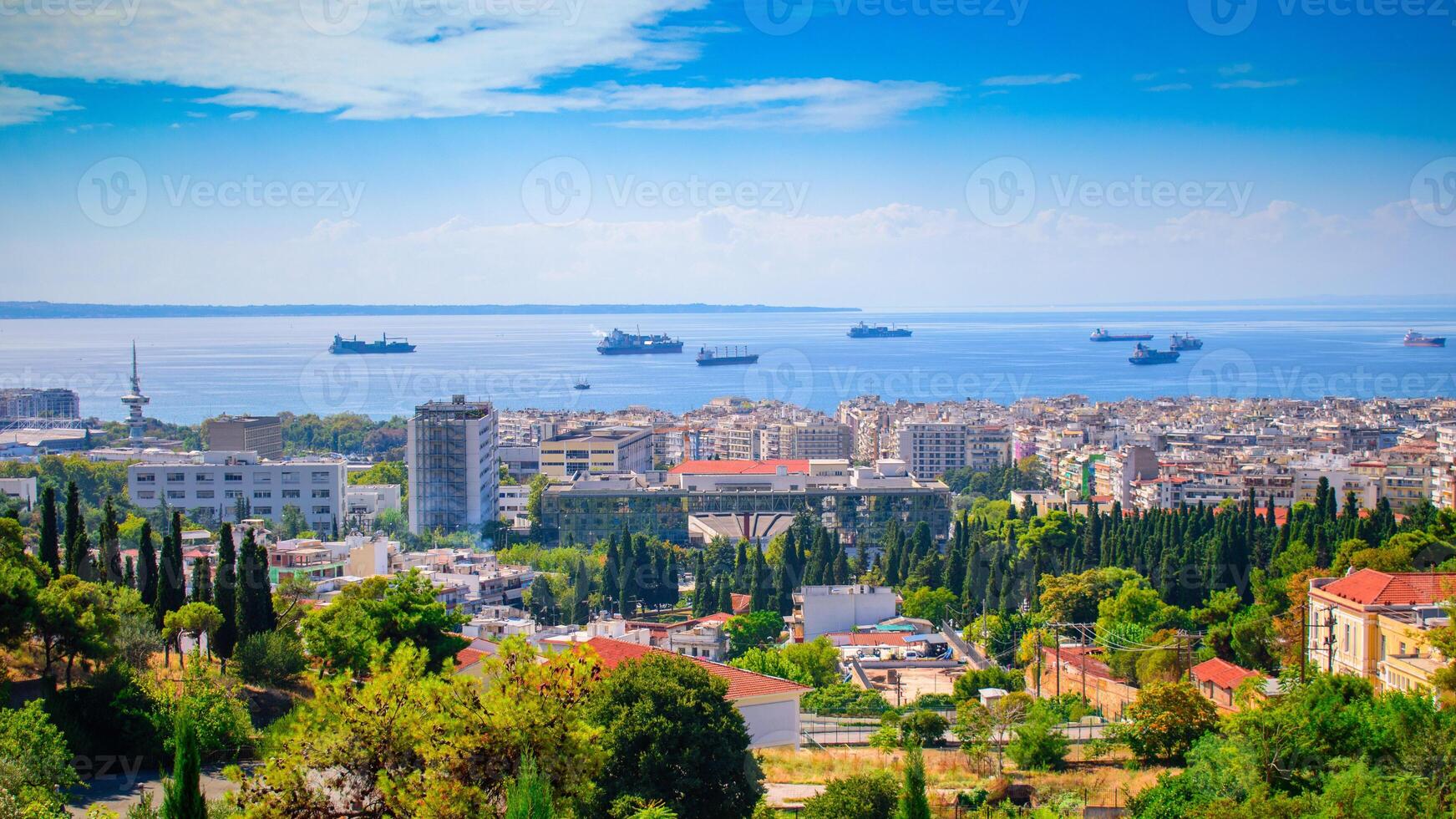 Gruppe von Schiffe im das Golf von Thessaloniki, Panorama- Aussicht auf das Stadt von ano poli foto