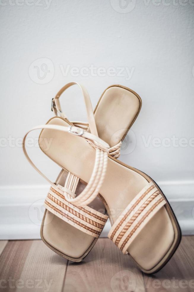 gekreuzte beige flache Damenschuhe mit Riemen foto