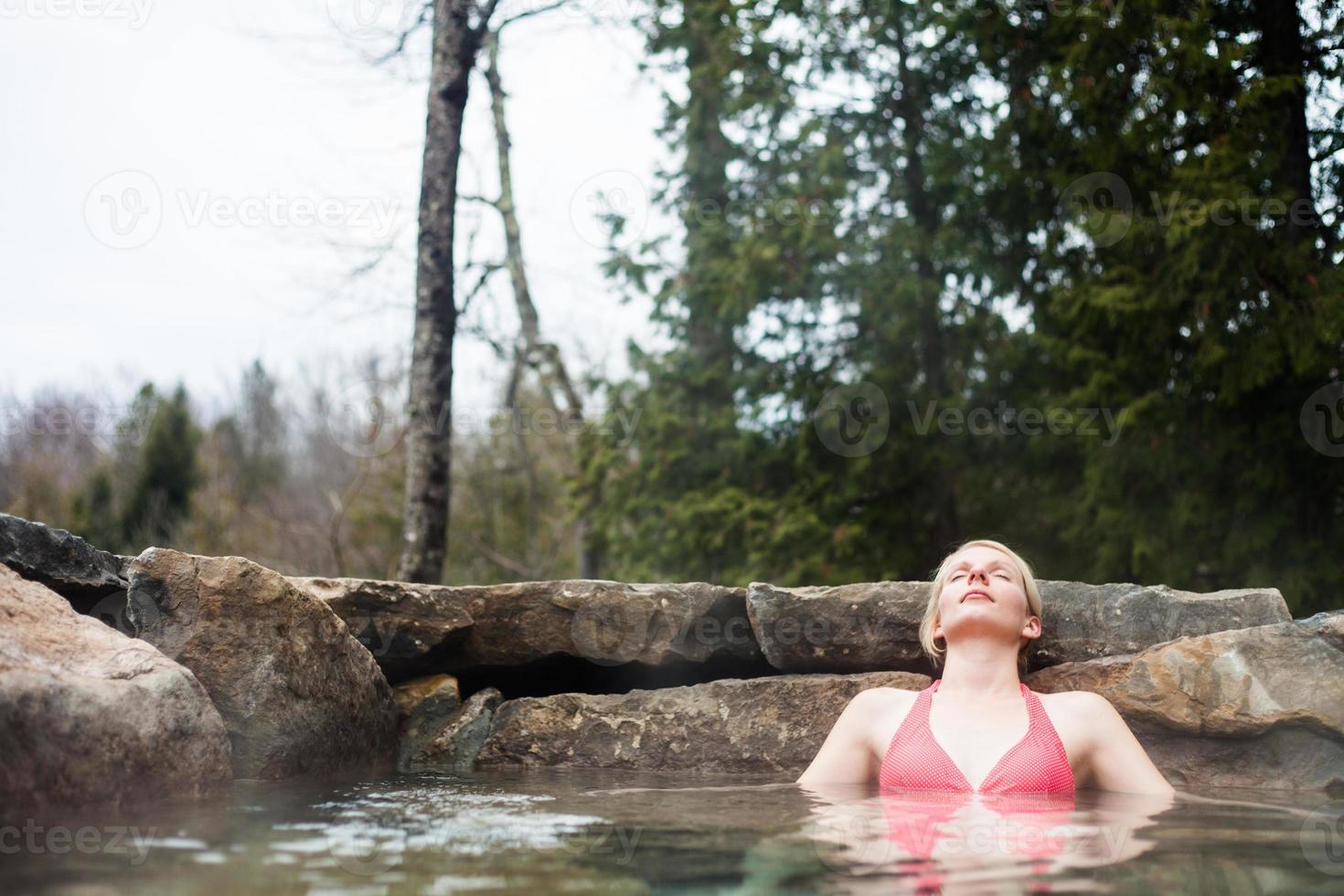 junge Frau, die sich in einem Nordic Spa entspannt foto