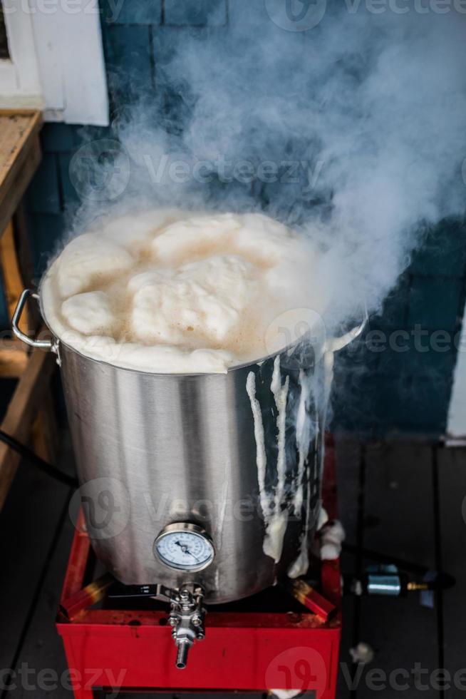 Überkochen oder eine Homebrewing-Hot-Break-Pause und viel Eiweißschaum auf den Kochkessel zum Aufwärmen foto