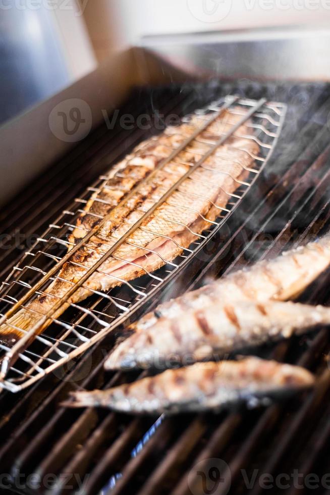 Fisch auf dem Grill foto