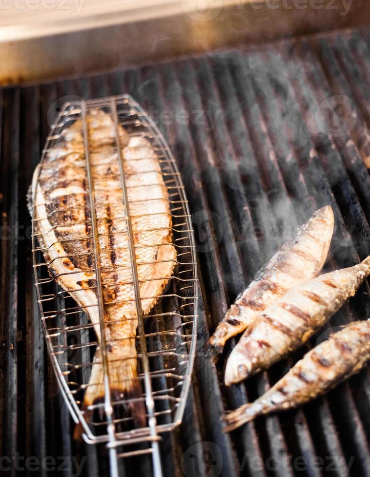 Fisch auf dem Grill foto