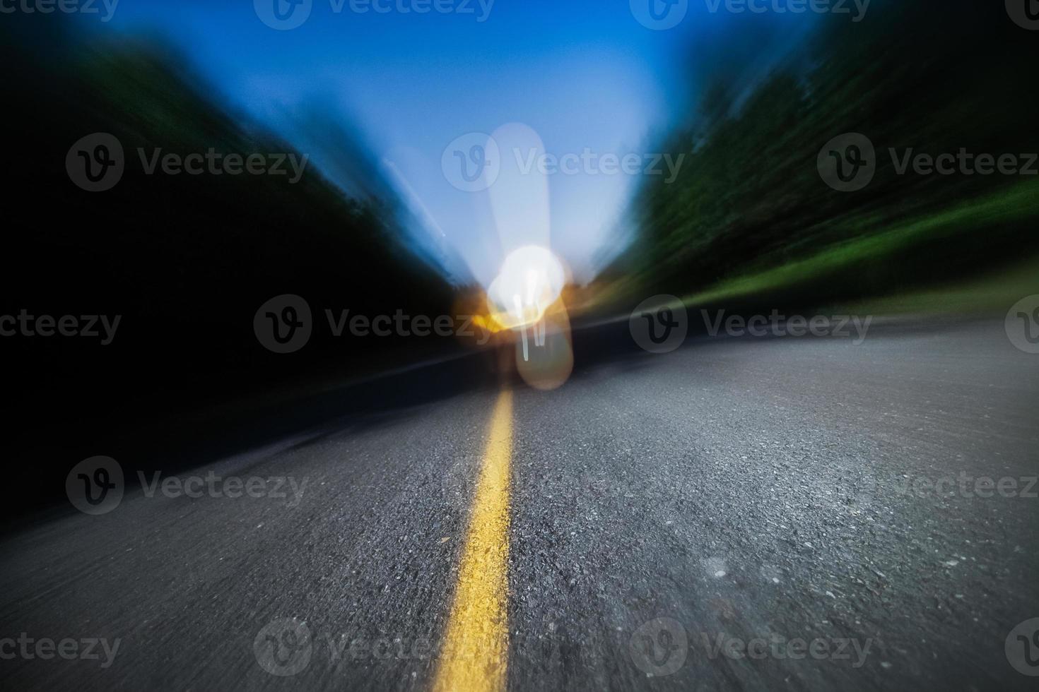 verschwommene Straße in der Nacht. Trunkenheit am Steuer, Geschwindigkeitsüberschreitung oder zu müde, um Konzept zu fahren. foto