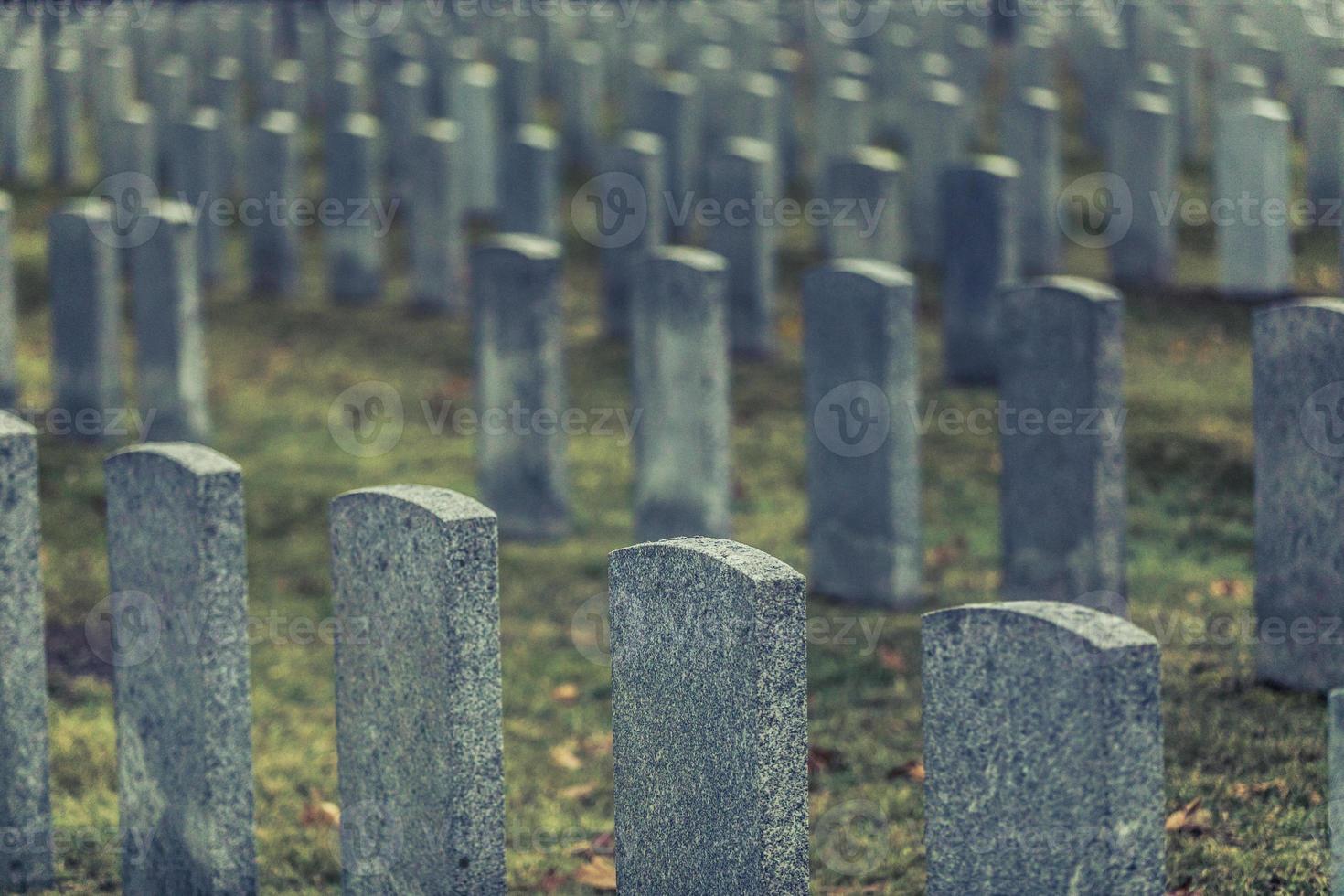 Rückseite des Armeegrabsteins und des Friedhofsfriedhofs an einem traurigen Herbsttag. foto