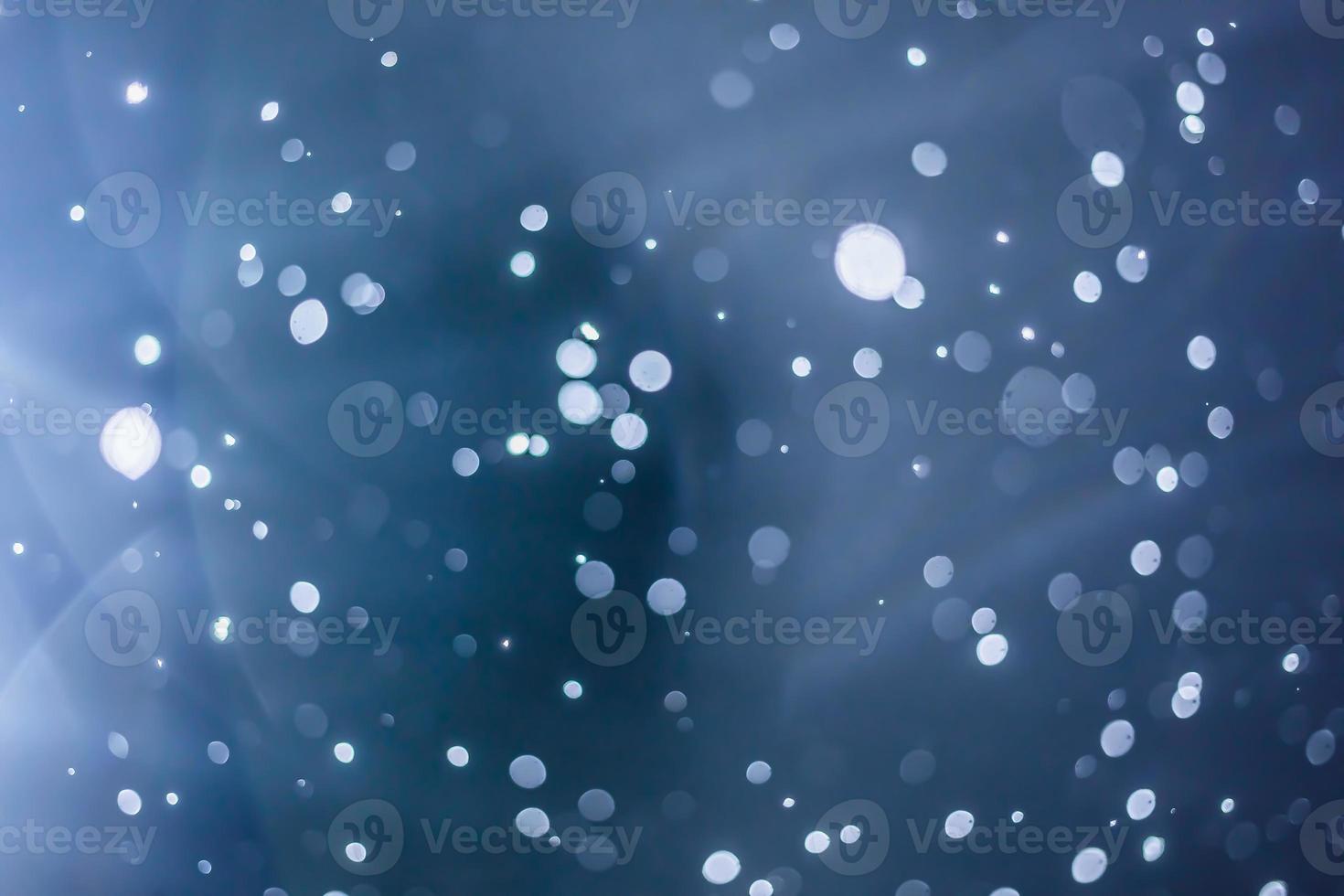 nasse und schmierige Lens Flare und verschwommene Schneeflocken während des Schneesturms in der Nacht foto