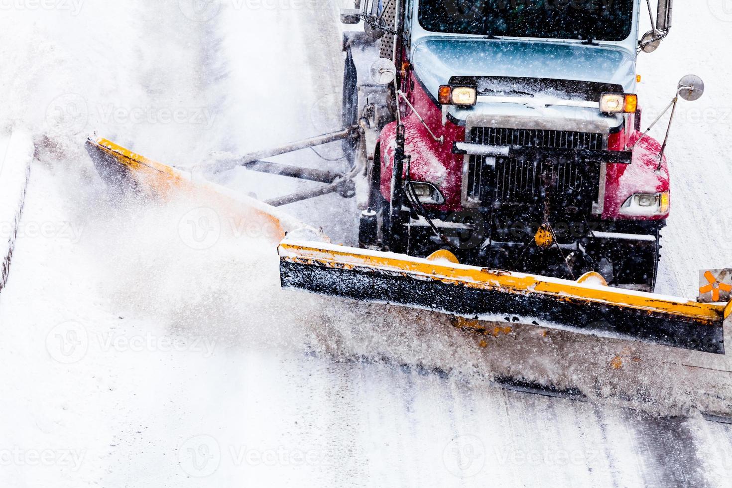 Schneepflug, der während eines Schneesturms den Schnee von der Autobahn entfernt foto