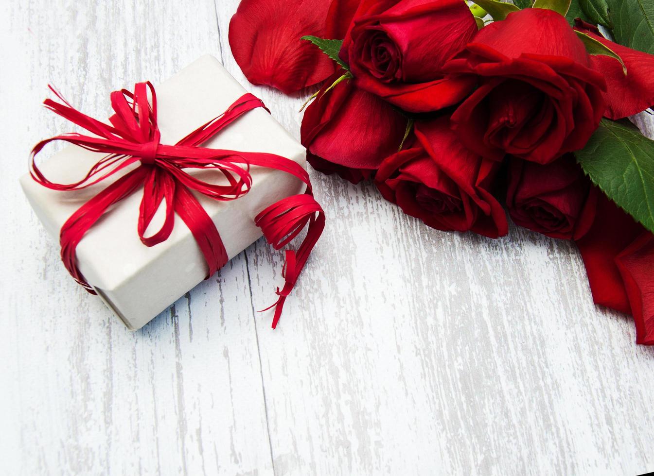 rote Rosen und Geschenkbox foto