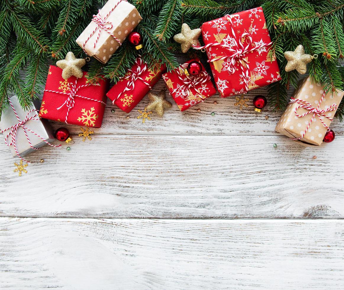 Weihnachtshintergrund mit Dekorationen und Geschenkboxen foto