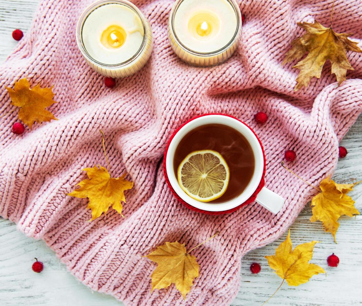 Herbstwohnung mit Tasse Tee und Blättern foto