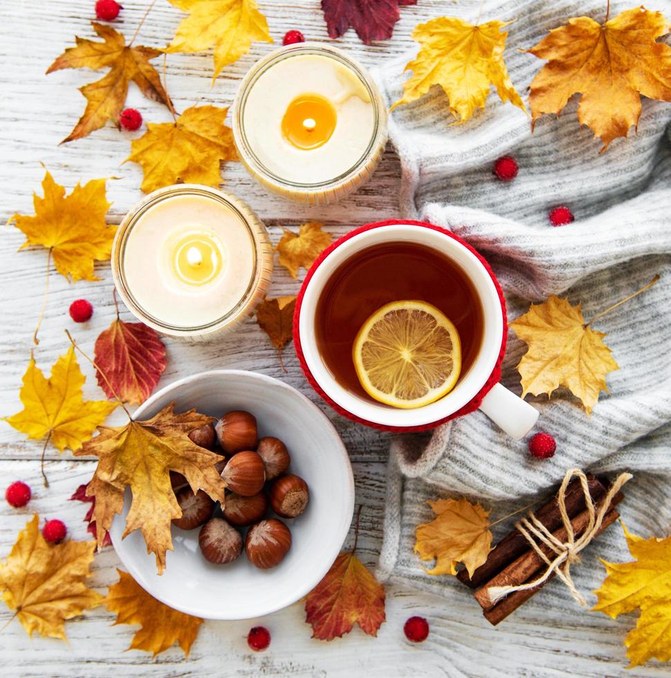 Herbstwohnung mit Tasse Tee und Blättern foto