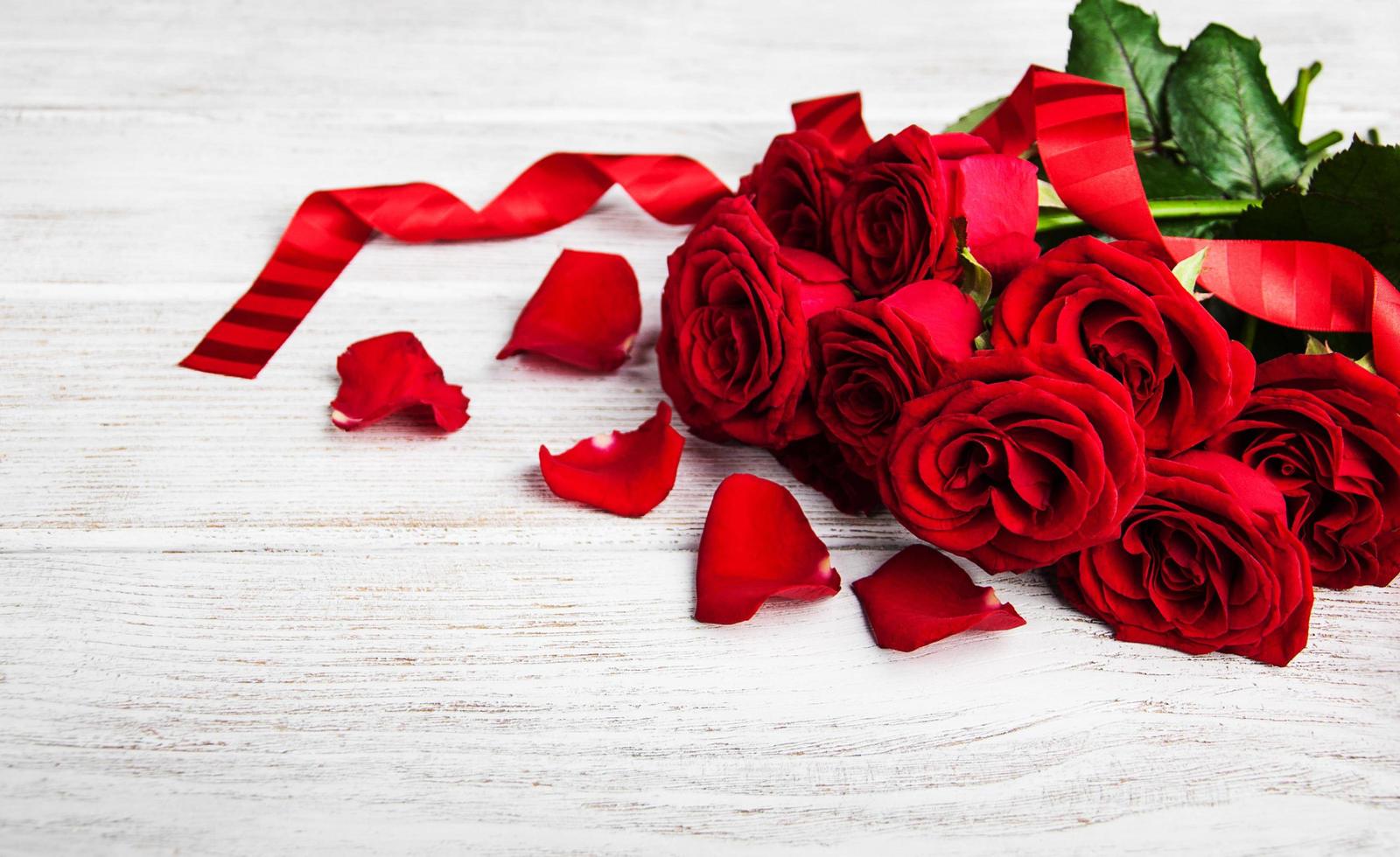 rote Rosen auf einem Tisch foto