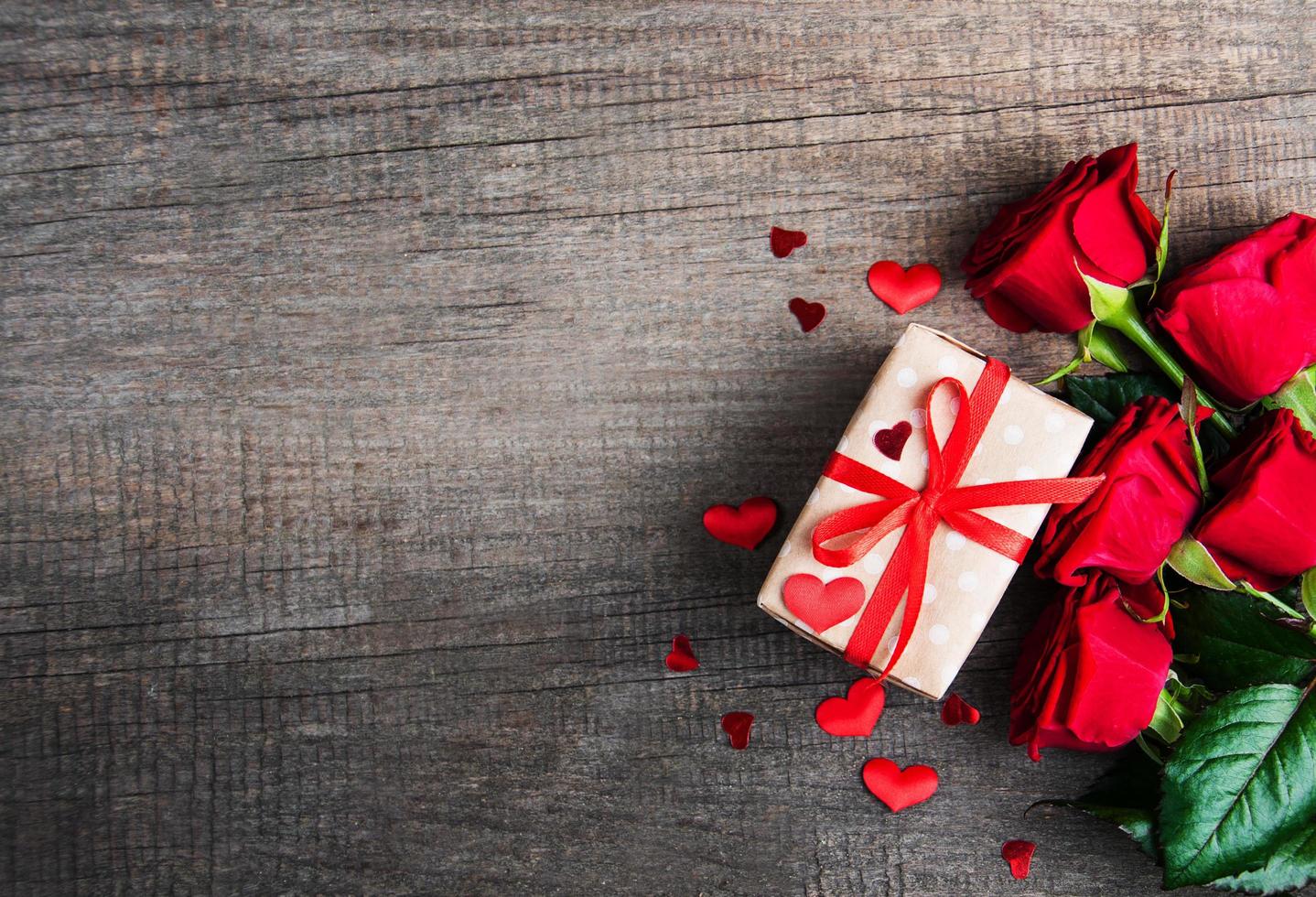 Geschenkbox mit roten Rosen foto