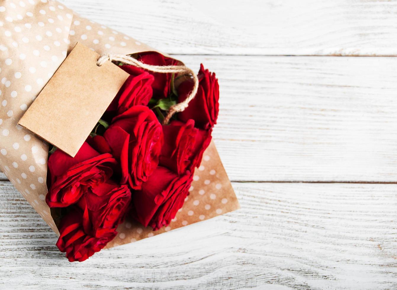 rote Rosen auf einem Tisch foto