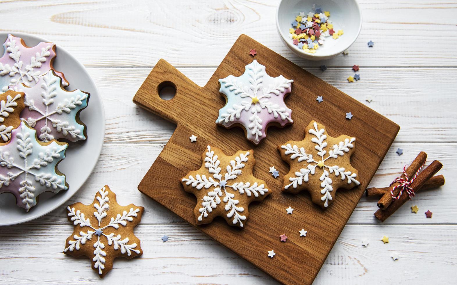 Lebkuchen auf einem Holzbrett foto