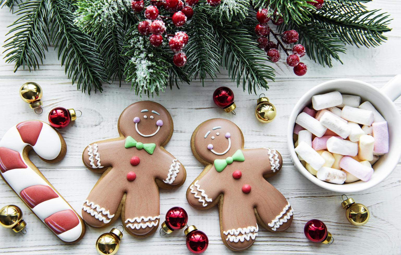 Weihnachtshintergrund mit Kakao- und Lebkuchenplätzchen. foto