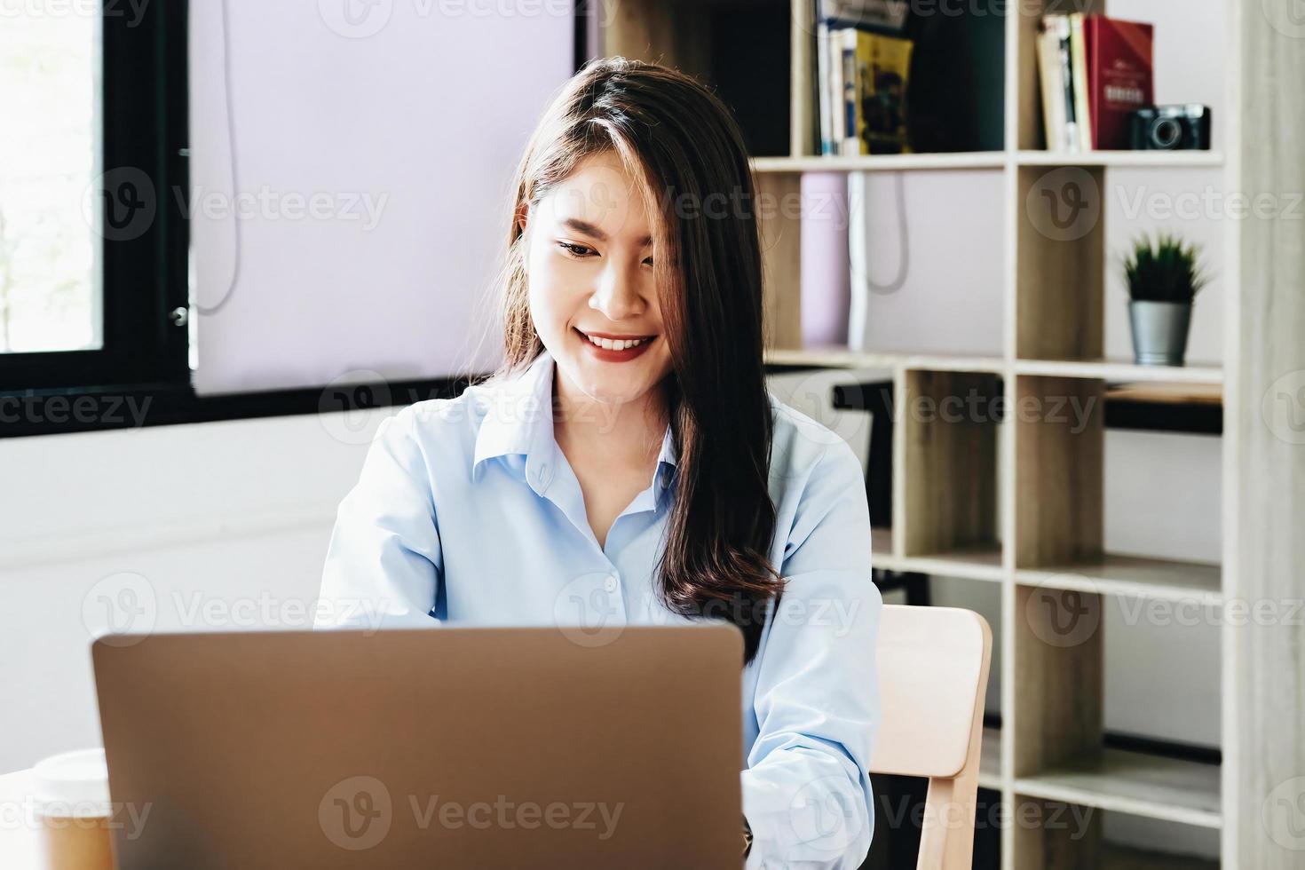 freiberufliches Konzept, Frau, die Computer verwendet, um Arbeit nach Kundenwunsch zu entwerfen. foto