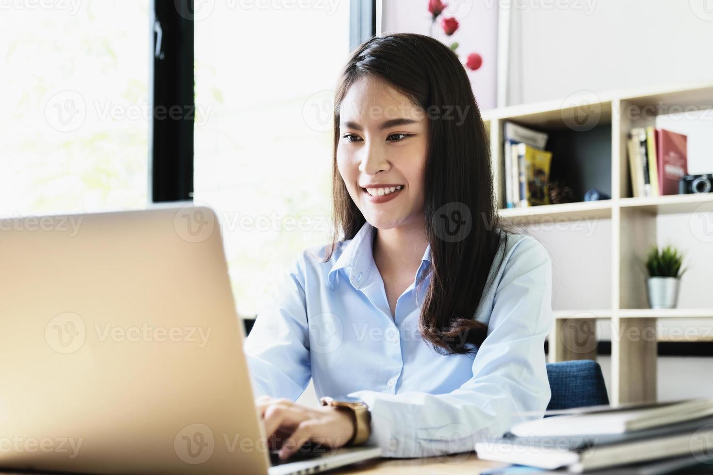 freiberufliches Konzept, Frau, die Computer verwendet, um Arbeit nach Kundenwunsch zu entwerfen. foto