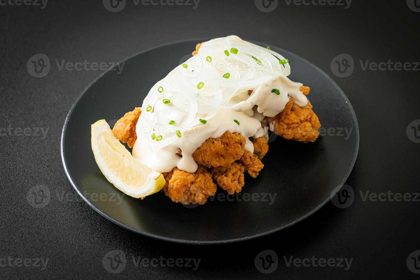 Schneezwiebelhuhn oder Brathähnchen mit cremiger Zwiebelsauce foto