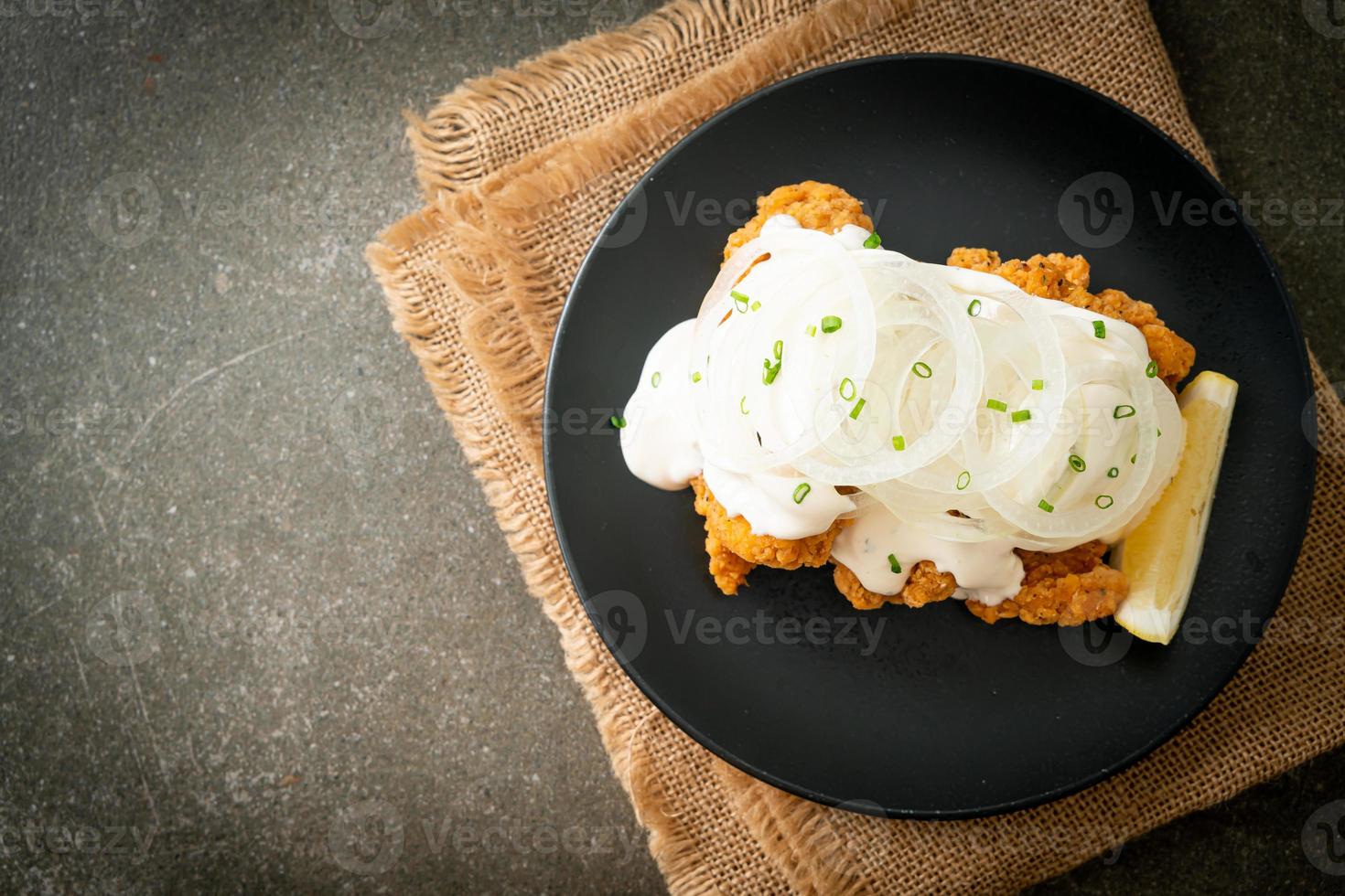 Schneezwiebelhuhn oder Brathähnchen mit cremiger Zwiebelsauce foto