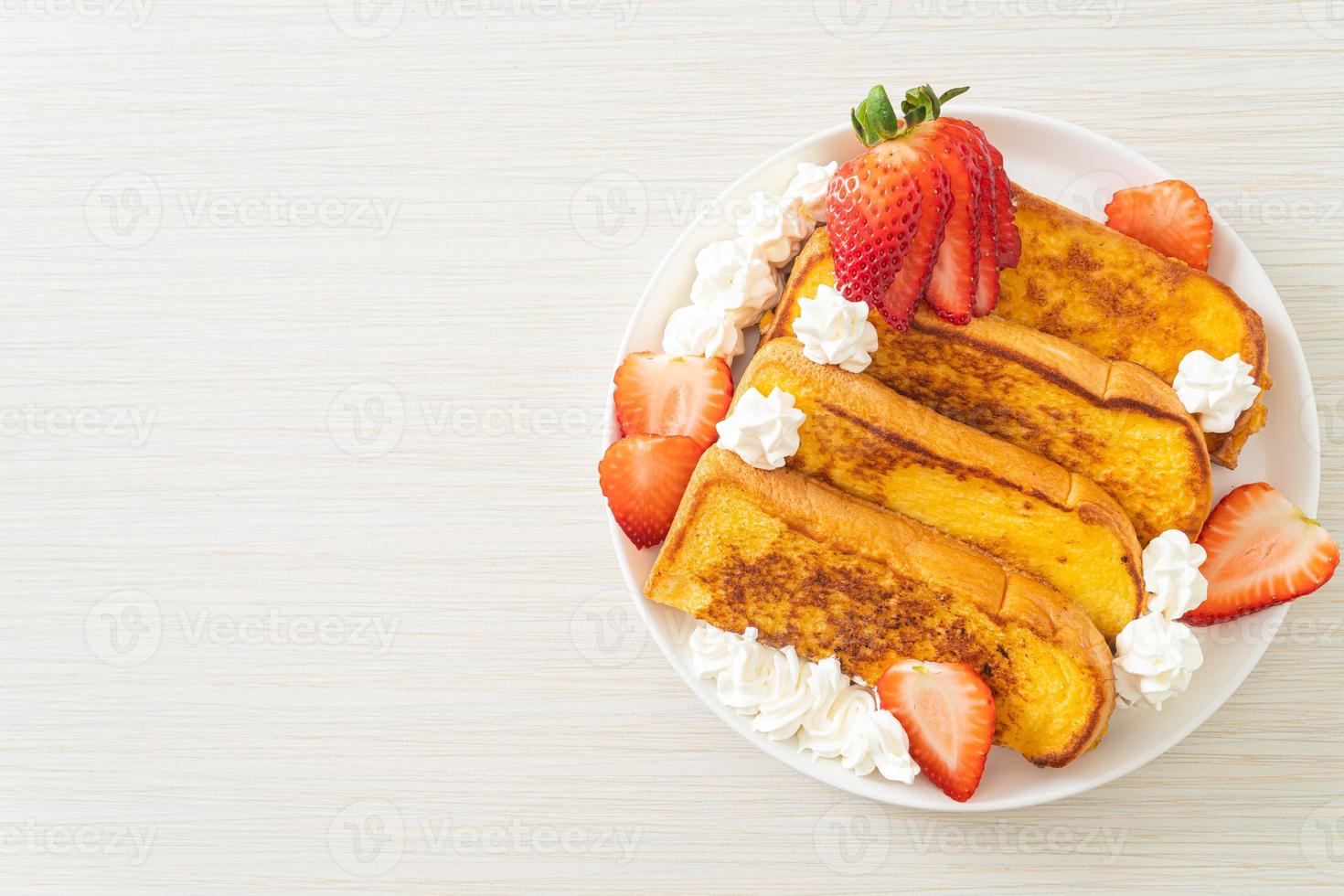 French Toast mit frischen Erdbeeren und Schlagsahne foto