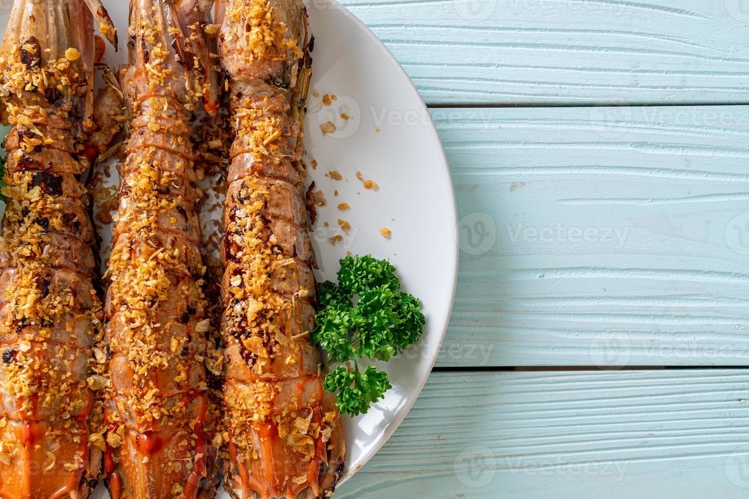 gebratene Fangschreckenkrebse mit Knoblauch foto